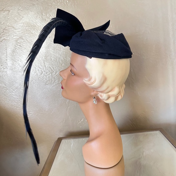 SOPHISTICATED 1950's NAVY FELT  HAT + VERY LONG FEATHER, OPEN CROWN & BOW - Picture 7 of 15